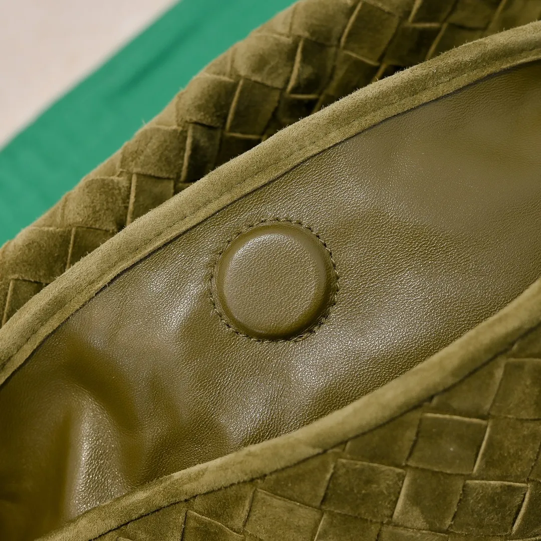 Batch 2160 #Bv Yangjin large size HOP cowhide, the bag body and handles are made of a whole piece of woven leather. The bag body is soft and lazy. Hop symbolizes the praise of innovation and eternal craftsmanship [love]. The pyramid silhouette combines practicality and fashion. Modern and casual, the bag mouth is double-sided closed design, more convenient and safe! Made of soft cowhide and full of texture, this is a must-have for fashionable ladies who like minimalism, comfort and casualness! Model: 3970 Dimensions: 54x24x13